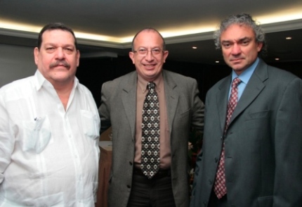 A lo largo de varias décadas Germán Febres ha trabajado por diversas organizaciones y causas sociales. En la foto con el ingeniero Simón Parisca y el sociólogo Luis Pedro España.